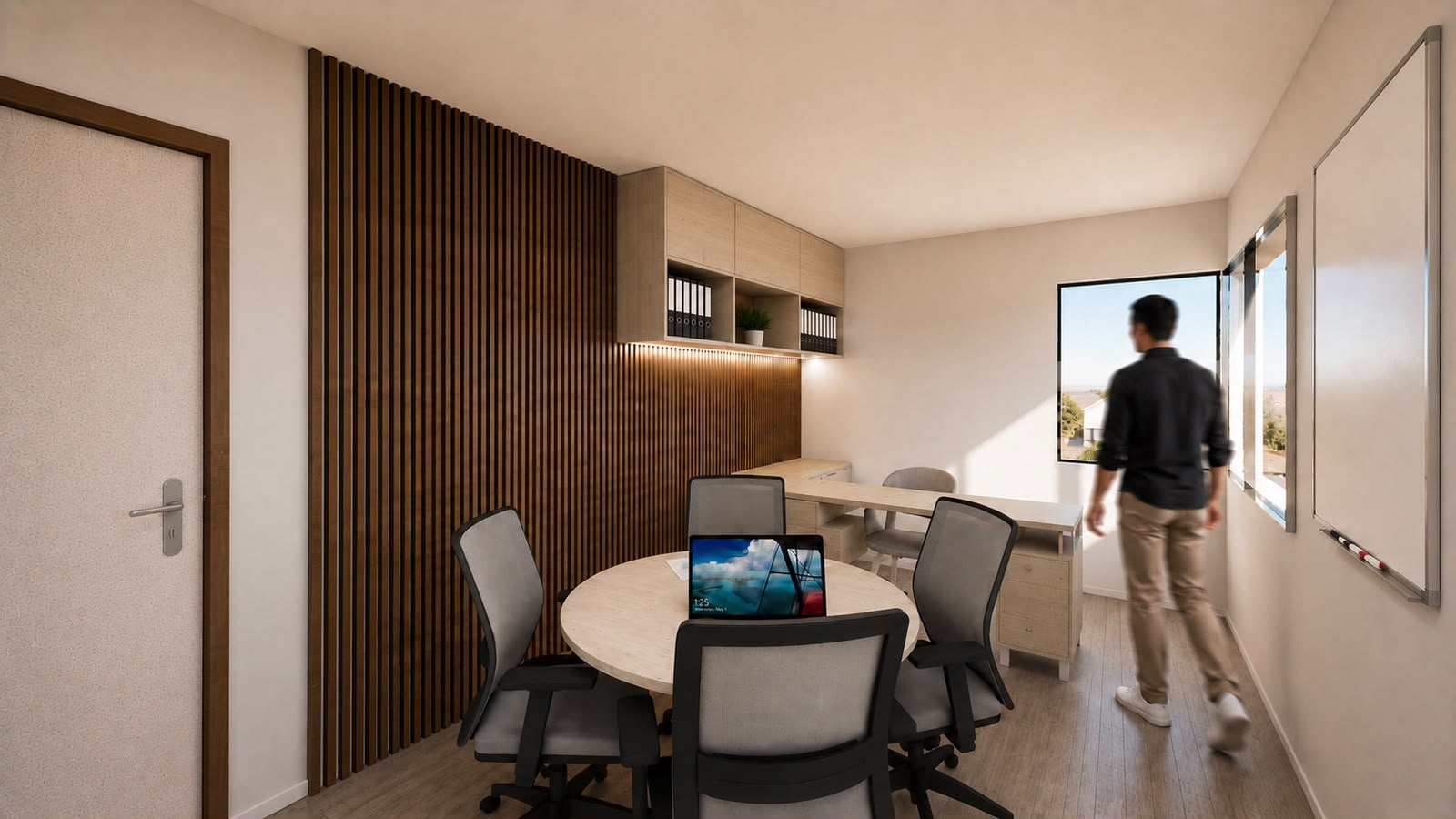 Oficina con mesa de reuniones, escritorio y muro de listones de madera junto a una ventana.