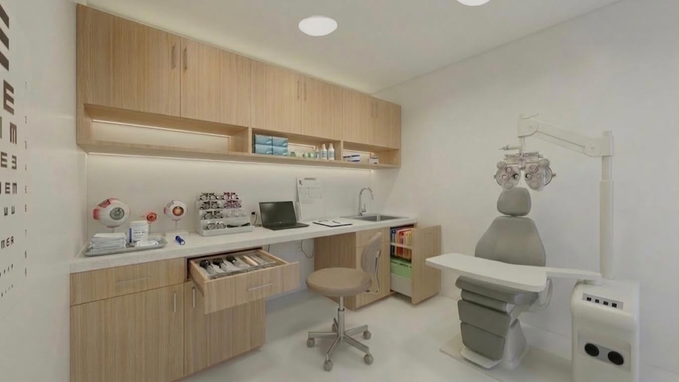 Sala de atención visual con sillón de examen, equipamiento óptico y mobiliario de madera clara.